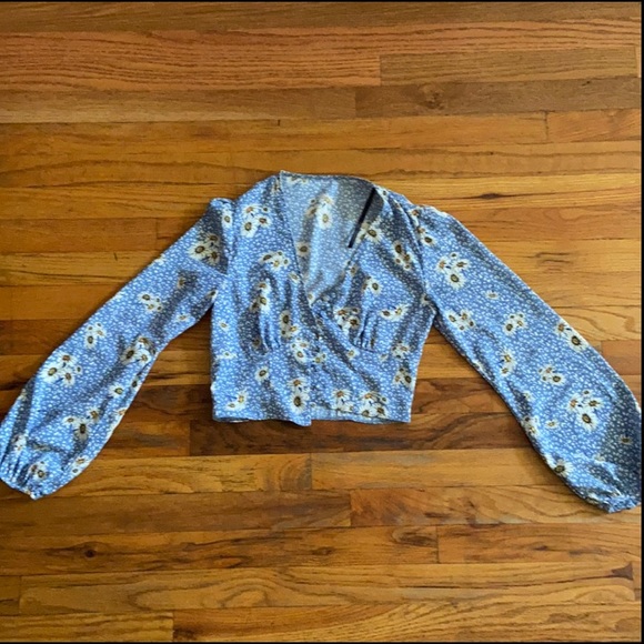 Long sleeve crop top with floral design. - Picture 5 of 5